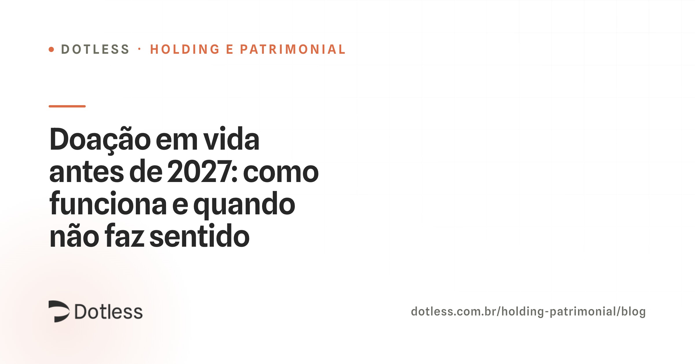 Mesa com documentos de escritura e caneta durante reunião de planejamento familiar